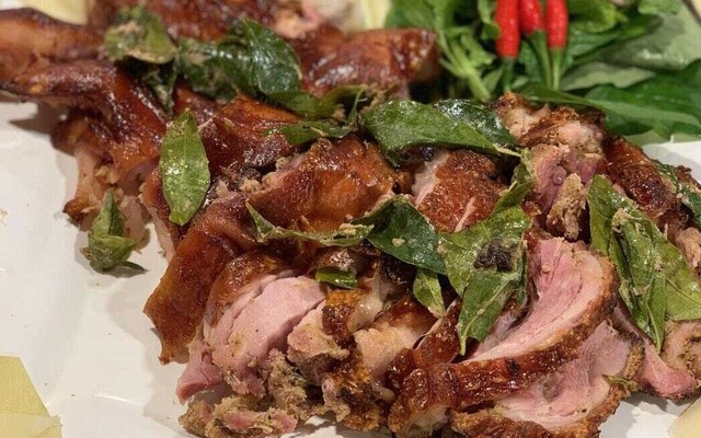 Hùng Phát - Chân Giò Rút Xương Quay Lá Mắc Mật - Điện Biên Phủ