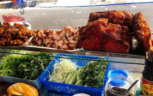 Hai Anh Em - Bánh Mì, Bánh Hỏi Heo Quay - Cách Mạng Tháng 8