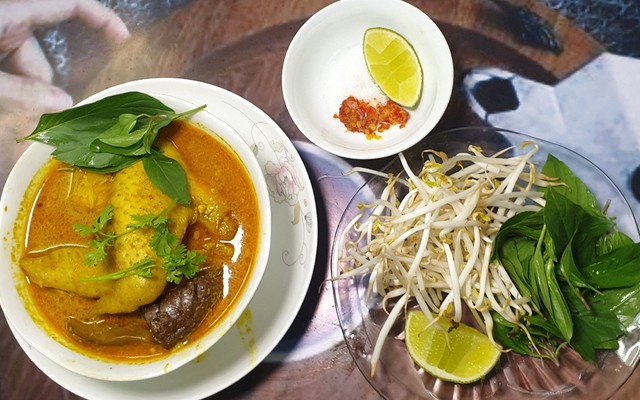 Gấu - Bún Cà Ri Gà & Bánh Canh Giò Heo - Tuệ Tĩnh