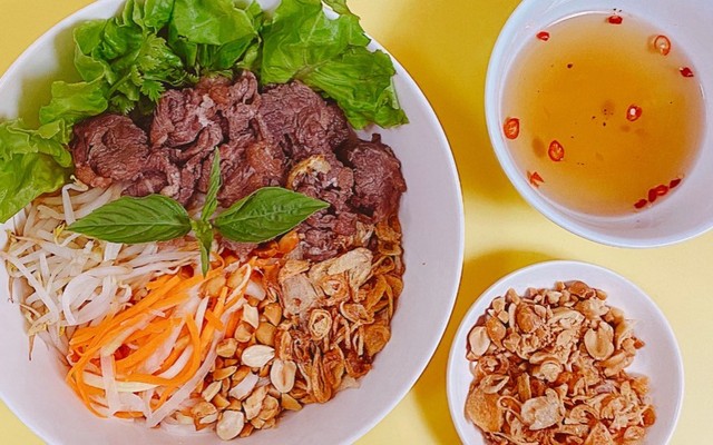 Eng's Kitchen - Chả Rươi & Bún Trộn - Nghi Tàm