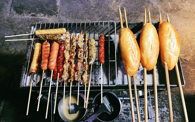 Bánh Mỳ, Thịt Xiên Nướng & Đồ Ăn Vặt - Hoàng Cầu 