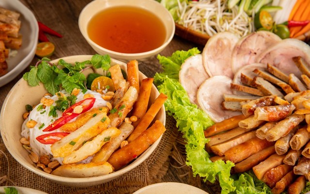 Sài Gòn Cuốn Bánh Tráng Thịt Luộc - Ăn Uống - Nguyễn Huệ