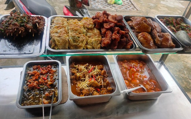 Quán Cơm Cô Năm - Ăn Sáng & Cơm Bình Dân - 71 Trần Nhân Tôn