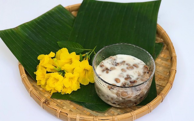 Cô Hoa Xôi Chè Chợ Bà Hoa - Sơn Hưng