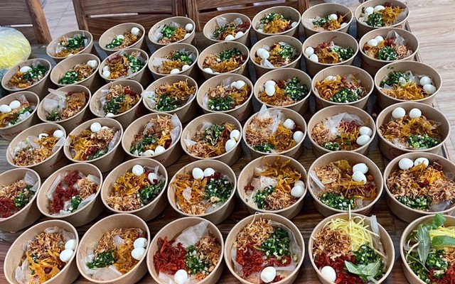 Ông Chẩy Bánh Tráng Trộn - Bánh Tráng Da Heo & Tốp Mỡ