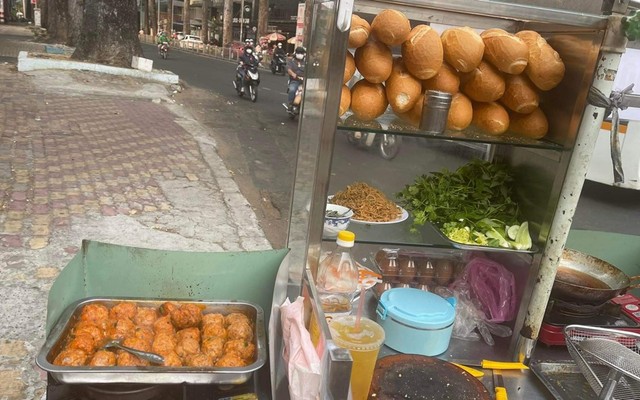 Ăn Vặt Hoàng Vũ - Cá Viên Sốt Trứng Muối - Cao Thắng