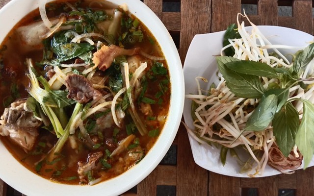 DÌ HẰNG - Bún Bò - 110 Bạch Đằng