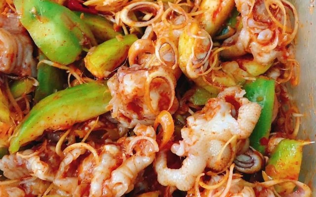 Ăn Vặt Cậu Vàng - Chân Gà Rút Xương Sả Tắc & Tai Heo Sốt Thái - CN 1