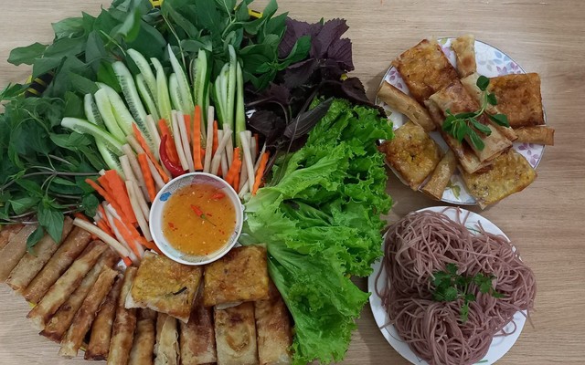 Chay Hương Sen - Bánh Mì & Salad - Tạ Quang Bửu