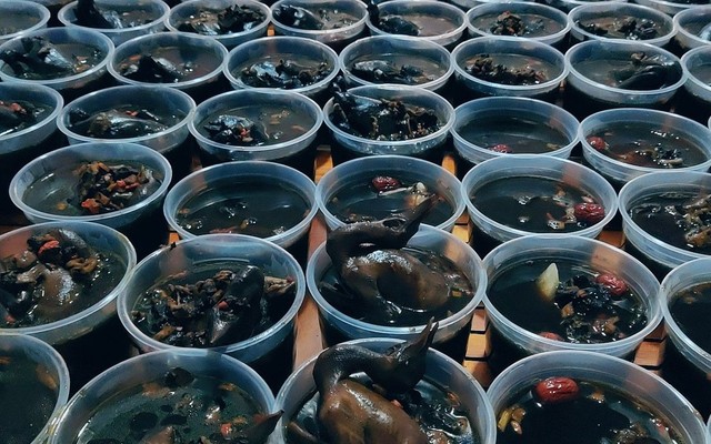 Út Hạnh - Gà Ác Tiềm Thuốc Bắc & Mì Vịt Tiềm - Đường Số 18