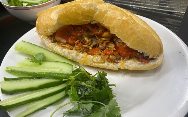 Bánh Mì 122 - 122 Ngọc Lâm