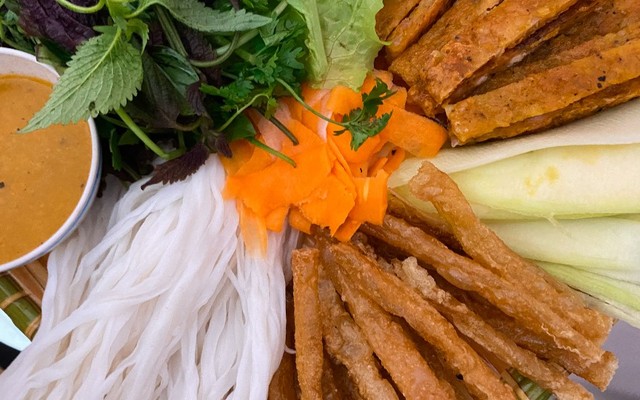Cô Bế - Nem Nướng Nha Trang - Văn Quán