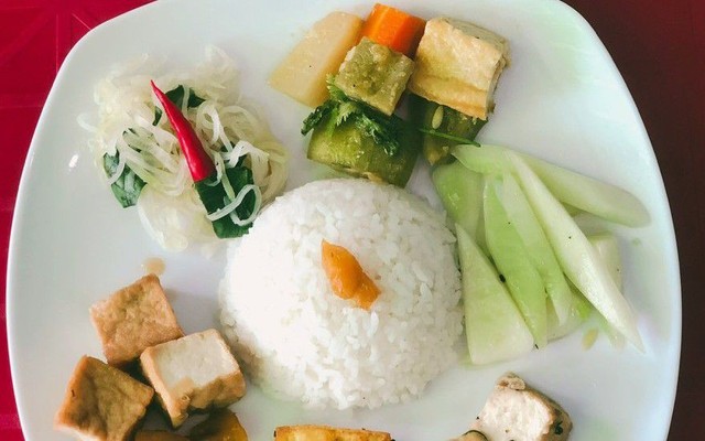 Cơm Gà Sữa, Bún Riêu Mực & Nước Ép Trái Cây Rẻ Mà Ngon - Đường Số 1