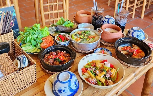 Tiệm Ăn Quê Ngoại - Mì Xá Xíu & Cari Gà - Nguyễn Văn Linh