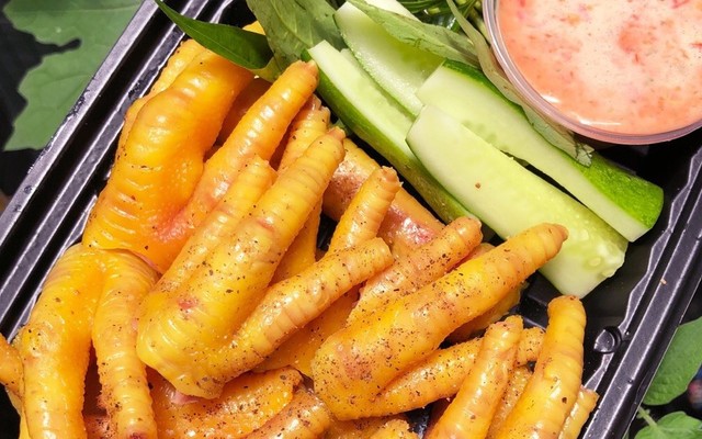 Ăn Vặt Bibi - Gà Ủ Muối Nhà Làm & Chân Gà Sốt Thái - Quang Trung