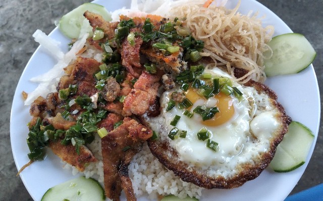 Út Quyên Bún Thịt Nướng - Lạc Long Quân