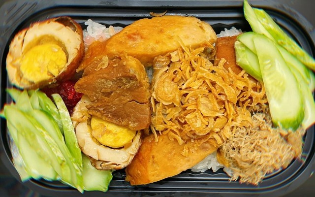 Thuý Gấu - Xôi, Cháo Sườn & Trứng Vịt Lộn - Lĩnh Nam