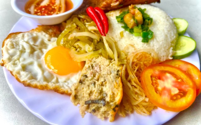 Sân Cỏ - Cơm Tấm - Lương Định Của