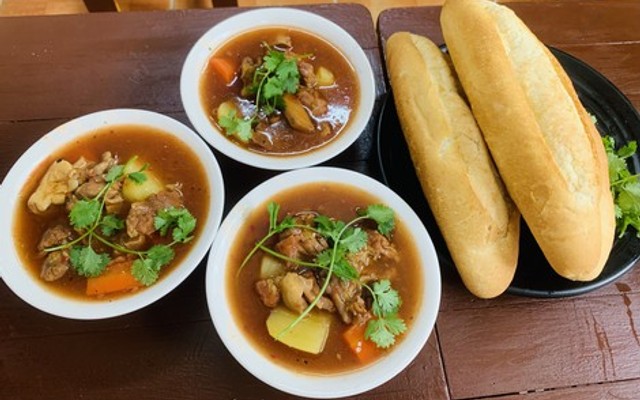 Ngọc Hùng Cơm Gà Xối Mỡ, Bò Sốt Vang & Nem Chua Nướng - 50 Mễ Trì Thượng