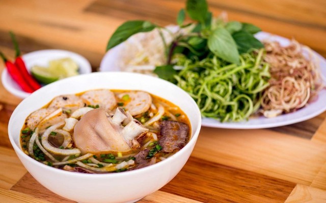 Bún Bò Huế Chính Gốc - Cô Nguyên - Cách Mạng Tháng 8
