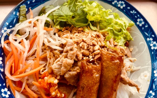 Nguyệt Quế - Bún Thịt Xào, Chả Giò - Thích Quảng Đức