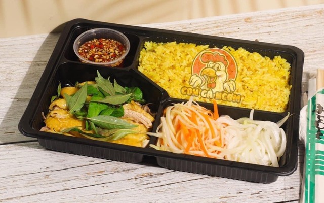 Con Gà Ngơm - Cơm Gà & Nước Ép - Ngõ Chợ Khâm Thiên