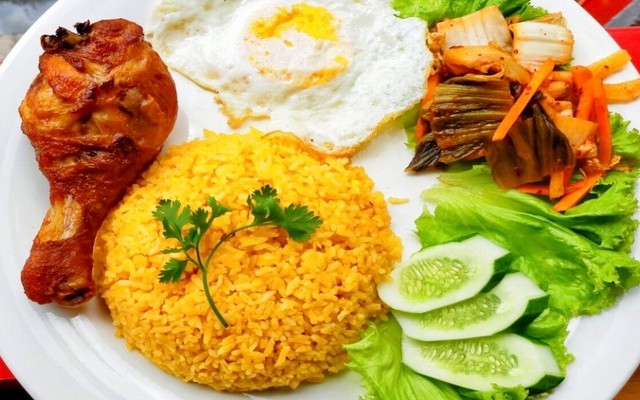 Cơm Chiên Gà Xối Mỡ Hoàng Dũng - Cơm Gà Xối Mỡ & Cơm Bò Xào - Quang Trung