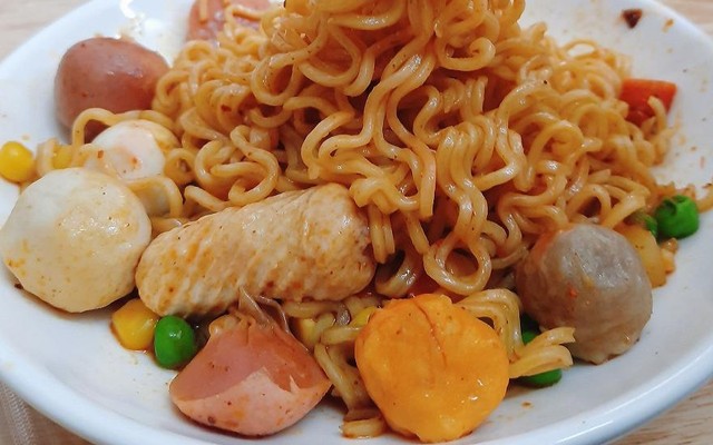 Cô Tuyết - Ăn Vặt - Phạm Văn Đồng