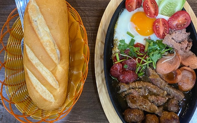 Garden Coffee - Cà Phê, Bò Bít Tết & Sốt Vang - 200 Văn Cao