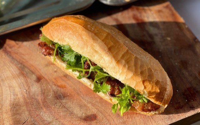 Bánh Mì Thịt Nướng Khói - Bánh Mì - 284 Nguyễn Sơn
