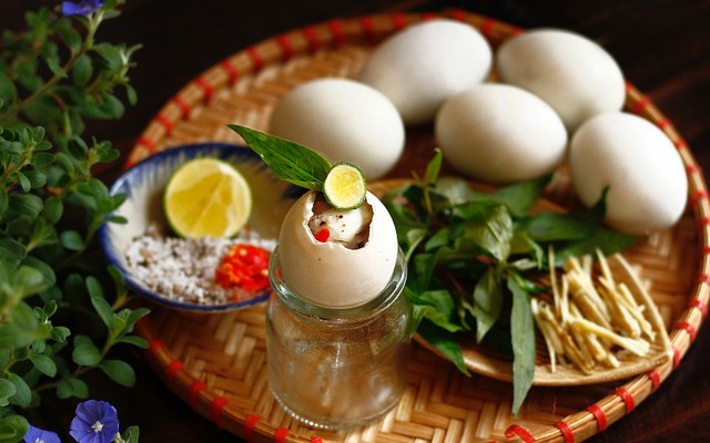 Cô Nguyệt - Hột Vịt Lộn Úp Mề Luộc Nước Dừa - Nguyễn Văn Thành