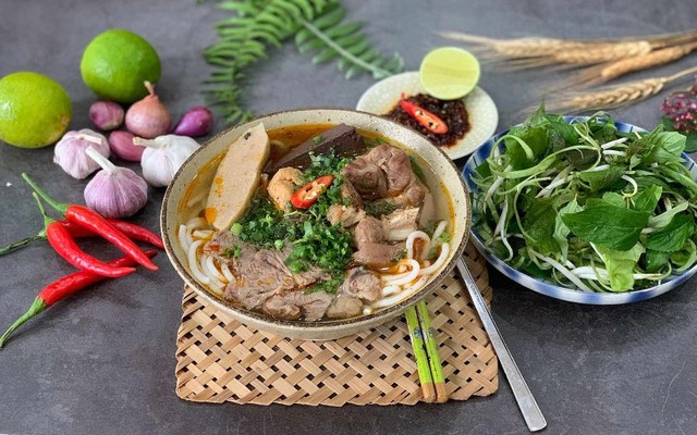 Bún Bò Huế Uyên Uyên - Bún Giò Bò, Bánh Lọc Huế & Chả Cua Huế - Ngõ 143 Ngõ Chợ Khâm Thiên