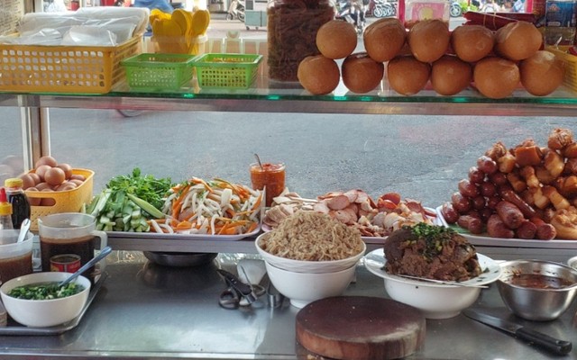 BÁNH MÌ SÀI GÒN - BÁNH MÌ MẶN, BÁNH MÌ CHAY & XÔI MẶN - Đường Lê Lợi