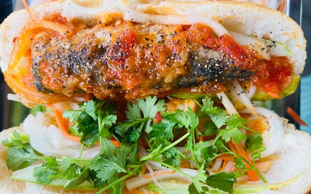 Bánh Mì Cá Nục 111
