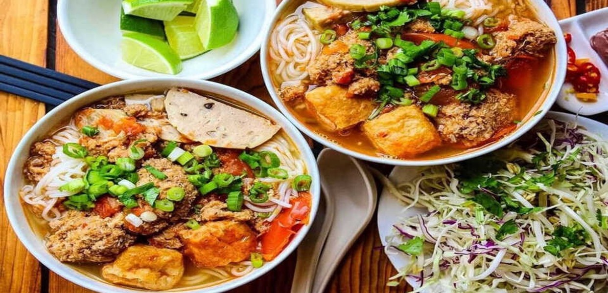 Bún Riêu Chùa Láng: Hương Vị Đặc Trưng Của Ẩm Thực Hà Nội