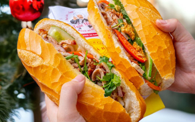 Lò Bánh Mì Tuấn Mập Sài Gòn - Bánh Mì Nóng Kẹp Chả Bò