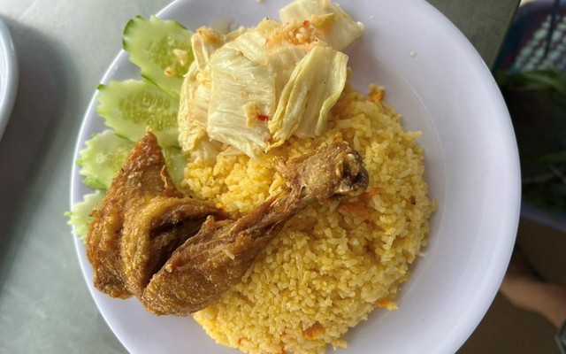 Cơm Chiên Gà Xối Mỡ HT - Khu Phố 1