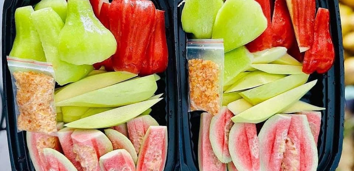 TRÁI CÂY TƯƠI ĐƯỢC ƯỚP LẠNH TRONG THÙNG ĐÁ GIỮ ĐỘ SẢNG KHOÁI