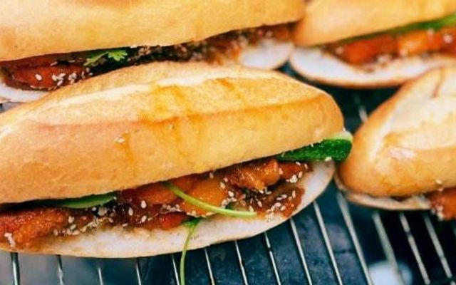 Ăn Vặt Đà Lạt - Bánh Mì Thịt Bò Viên Nướng & Sữa Đậu Nành - Lạc Long Quân