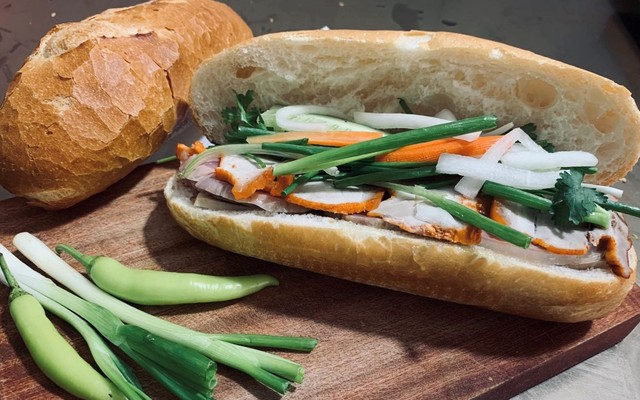 Cô Vân - Bánh Mì Thịt 10K - 5 Trần Quang Diệu