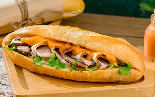 Bánh Mì Pate Chả Nóng Truyền Thống - Cô Nga