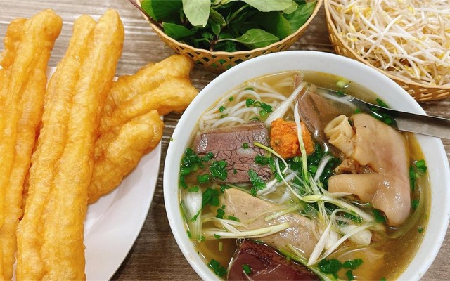 Thúy Hưng - Bún Bò Chuẩn Vị Huế - 288 Lạch Tray