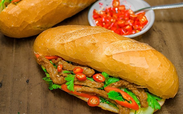 Bánh Mì Chả Cá Nóng - 168 Ngô Quyền