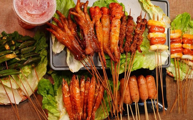 Một Chiếc Hẻm Chill - Chân, Cánh Gà Nướng Giòn & Trà Chanh Giã Tay