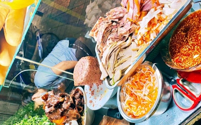 Bánh Mì Chít Chít - Bánh Mì Thịt Nướng, Thập Cẩm & Ốp La - 326 Thống Nhất