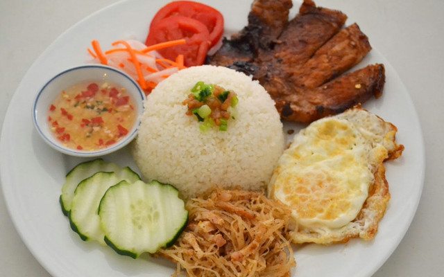 Dì Huyên - Cơm Sườn, Cơm Gà & Mì Xào - Nguyễn Thái Học