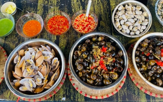 Ốc Huế Tái Tê - Ốc, Nem Chả Tré & Chân Gà Tai Geo Gân Bò - Khu Phố Ẩm Thực