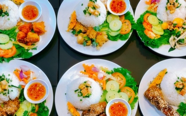 Phi Thuyền - Cơm Sườn & Cơm Gà Tam Kỳ