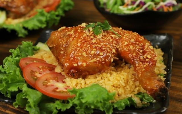 Cơm Gà Xối Mỡ Cô Sáu - Cách Mạng Tháng 8