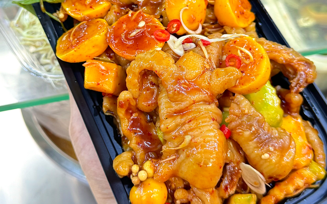 Chân Gà Rút Xương Sốt Thái & Trứng Non Lòng Đào Thiều Thiệu - Phan Trung